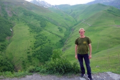 Stefan framför mäktiga Kaukasus-bergen vid Gergeti Trinity-kyrkan.