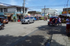 Gatuscen längs Real Street i centrala Tacloban.