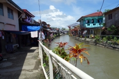 Bostäder vid floden i centrala Tacloban.