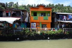 Bostäder vid floden i centrala Tacloban.