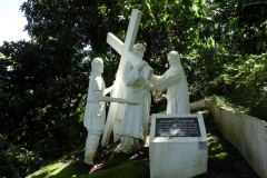 Statyer som visar Jesus sista vandring mot korsfästelsen, Stations of the cross, Cavalry Hill, Tacloban.