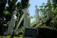Statyer som visar Jesus sista vandring mot korsfästelsen, Stations of the cross, Cavalry Hill, Tacloban.