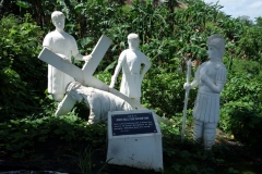 Statyer som visar Jesus sista vandring mot korsfästelsen, Stations of the cross, Cavalry Hill, Tacloban.