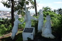 Statyer som visar Jesus sista vandring mot korsfästelsen, Stations of the cross, Cavalry Hill, Tacloban.