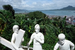 Statyer som visar Jesus sista vandring mot korsfästelsen, Stations of the cross, Cavalry Hill, Tacloban.