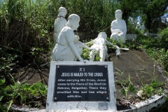 Statyer som visar Jesus sista vandring mot korsfästelsen, Stations of the cross, Cavalry Hill, Tacloban.