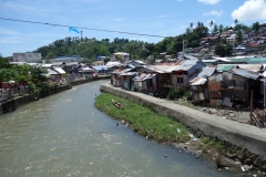 Bostadsområde längs floden vid havet i centrala Tacloban.