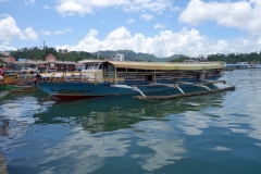 Bangkas i hamnen i centrala Tacloban.