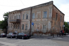 Sliten men vacker arkitektur högst upp på Mtatsminda Street, Tbilisi.