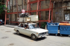 Rejält lastad gammal klassisk Lada i gamla Tbilisi.