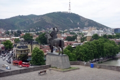 Statue of King Vakhtang Gorgasal vid Metekhi St. Virgin Church, Tbilisi.