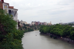 Mtkvari River nedanför  Metekhi St. Virgin Church, Tbilisi.