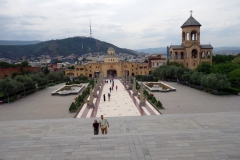 Längst ner i bild entrén till Georgiens största katedral, Sameba Cathedral, Tbilisi. Här står jag med ryggen mot katedralen.