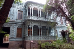 Fantastiskt trähus från slutet av 1800-talet på en bakgård i centrala Tbilisi.