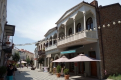 Traditionell arkitektur med snidade träbalkonger längs David Aghmashenebeli-avenyn, Tbilisi.