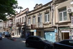 Ej renoverad Art Nouveau-arkitektur längs Lev Tolstoi Street, Tbilisi.