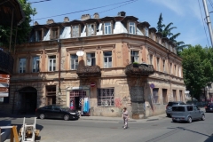 Ej renoverad Art Nouveau-arkitektur längs Lev Tolstoi Street, Tbilisi.