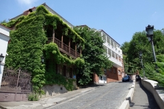 Fina traditionella hus med snidade träbalkonger, Tbilisi.