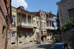Gammal, sliten arkitektur i gamla staden, Tbilisi.