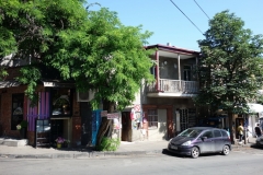 Gatuscen nära mitt boende längs Belinski street, Tbilisi.