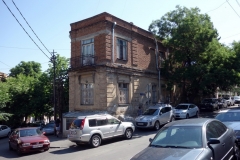 Gatuscen nära mitt boende längs Belinski street, Tbilisi.