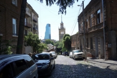 Gatuscen  längs Mikheil Zandukeli street med Biltmore hotel och Cinema House i bakgrunden, Tbilisi.