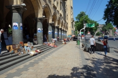 Gatuscen längs Rustaveliavenyn vid Georgiens vetenskapsakademi, Tbilisi.