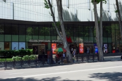 Entrén till metrostation Liberty Square längs Rustaveliavenyn, Tbilisi.