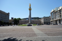 Frihetstorget med frihetsmonumentet och rådhuset i bakgrunden, Tbilisi.