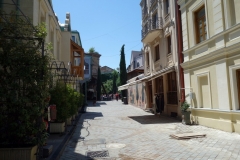 Gatuscen längs vackra Ioane Shavteli St, Tbilisi.