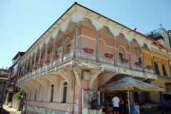 Huset med träsniderierna vid den västra sidan av fredsbron, Tbilisi.