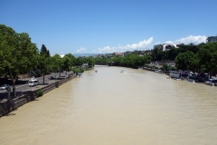 Mtkvari river genom Tbilisi.