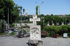 Kors på gården utanför Sioni Cathedral, Tbilisi. I bakgrunden syns tornet på Sameba Cathedral.