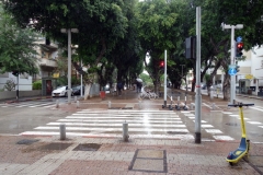 Gatuscen längs Rothschild Boulevard, Tel Aviv.