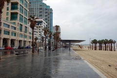 Stranden backad av skyskrapor i centrala Tel Aviv.