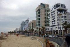 Stranden och Tel Avivs skyline.