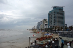 Stranden uppbackad av Tel Avivs skyline.
