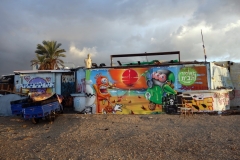 Byggnad med graffiti längs Homat Hayam Promenade, Tel Aviv.