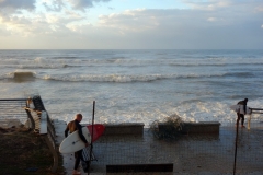 Surfare vid stranden längs Homat Hayam Promenade, Tel Aviv.