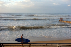 Surfare vid stranden längs Homat Hayam Promenade, Tel Aviv.