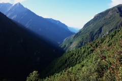Utsikt över Khumbu-dalen i sydlig riktning längs EBC-trekken mellan Namche Bazaar och Tengboche.