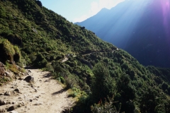 Utsikt över Khumbu-dalen i nordlig riktning längs EBC-trekken mellan Namche Bazaar och Tengboche.