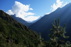 Utsikt över Khumbu-dalen i nordlig riktning längs EBC-trekken mellan Namche Bazaar och Tengboche. Toppen av Ama Dablam (6812 m) kan skymtas på bilden.