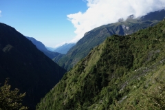 Utsikt över Khumbu-dalen i sydlig riktning längs EBC-trekken mellan Namche Bazaar och Tengboche. Tittar man noga kan man urskilja Edmund Hillary-hängbron över floden!