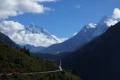 Utsikt över Lhotse-massivet och Ama Dablam längs EBC-trekken mellan Namche Bazaar och Tengboche.