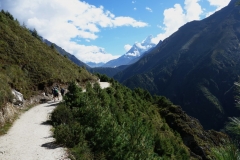 Utsikt över Khumbu-dalen i nordlig riktning längs EBC-trekken mellan Namche Bazaar och Tengboche. Toppen av Ama Dablam (6812 m) kan skymtas på bilden.