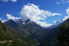 Utsikt över Khumbu-dalen i nordlig riktning längs EBC-trekken mellan Namche Bazaar och Tengboche. Idylliskt belägna byn Phortse kan ses på bilden.