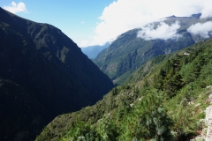 Utsikt över Khumbu-dalen i sydlig riktning längs EBC-trekken mellan Namche Bazaar och Tengboche.