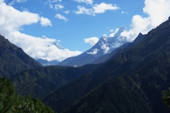 Utsikt över Lhotse-massivet och Ama Dablam längs EBC-trekken mellan Namche Bazaar och Tengboche.