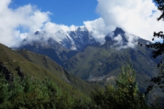 Utsikt över idylliska byn Phortse och Lhotse-massivet längs EBC-trekken mellan Namche Bazaar och Tengboche.